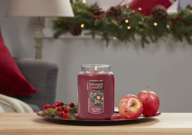 YANKEE CANDLE Medium Jar Candle, Christmas Magic, Red 6 YANKEE CANDLE Medium Jar Candle, Christmas Magic, Red - Image 4